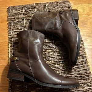 Marc Fisher soft brown leather boots, size 7 1/2 medium in great condition